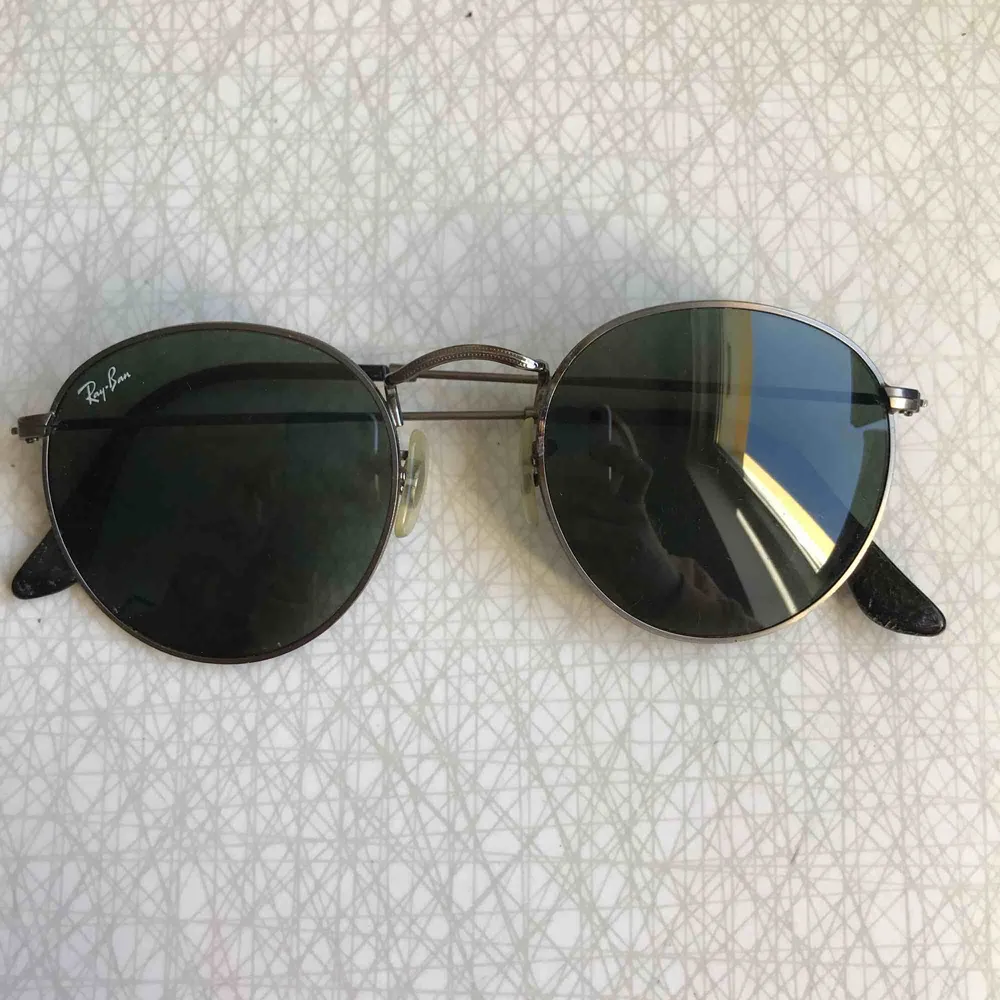 Ray-Ban runda solglasögon i jättebra skick. Inte min stil längre så säljer dem till någon som vill ha dom. Nypris på dessa brillor är 1,100-1350kr😊. Accessoarer.