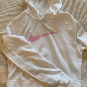  - Nike Hoodie som är nästintill oanvänd, croppad & snyggt tryck på armarna ;) 