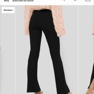  - Kostymbyxor med slits! Från na-kd💞