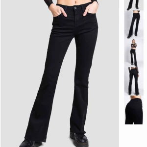  - Svarta utsvängda jeans. Aldrig använda. Stretchiga i materialet. Frakt ingår inte i priset.
