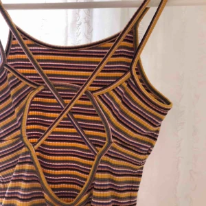 Body - Ribbad body med sexig rygg. Tyvärr är den lite för stor för mig så passar mer S/M. Betalningen sker via swish💛 frakt 22kr tillkommer.