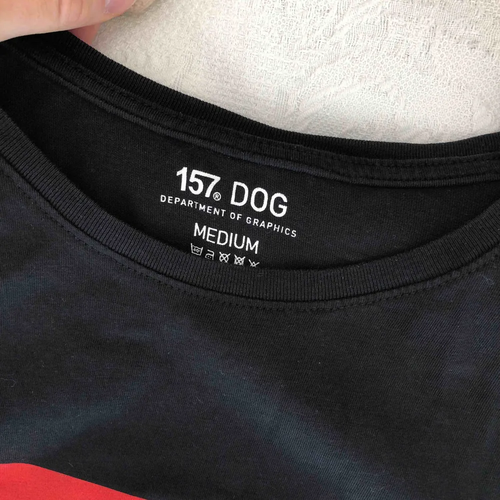 Svart tröja med rött tryck ”obsession”. Köpt på killavdelningen på Lager 157 så storleken är kanske mer än L. Sparsamt använd. Frakt inkluderad i priset. T-shirts.