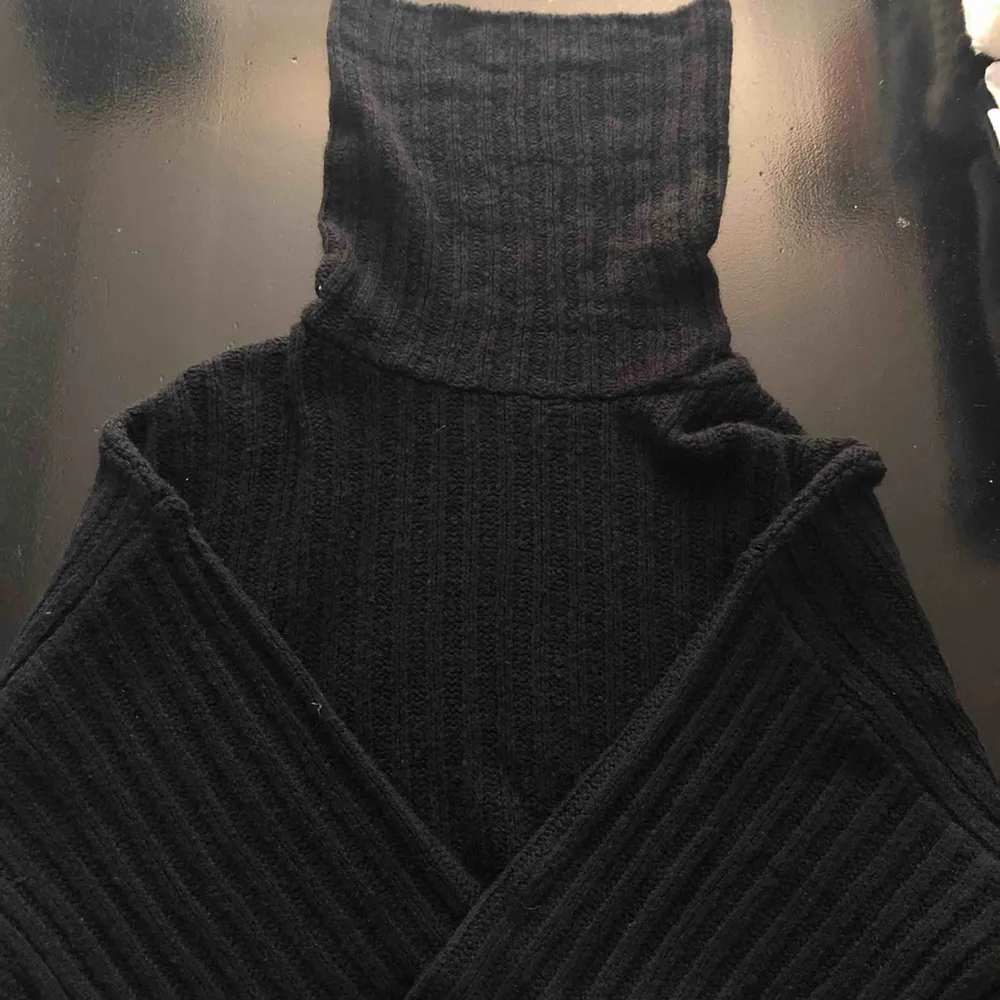 Stickad svart Loose fit tröja från Gina tricot. Jättefin tröja som är använd 1 gång då den är för stor. Är slutsåld i alla butiker i alla färger vilket är väldigt synd,kostade 500kr som ny så allt är prutat och klart, den är även köpt i julas.. Stickat.