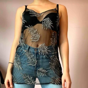  - Jättesnygg seethrough klänning med glitterdetaljer och. Passar så bra över vad som helst✌️