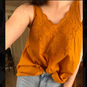  - Snyggt linne från Bik Bok. Perfekt till sommaren. Enbart använt en gång, så skicket är som nytt.