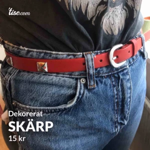  - Ett rött skärp som är dekorerat med små pyramid paljetter, med små fyrklövrar🍀