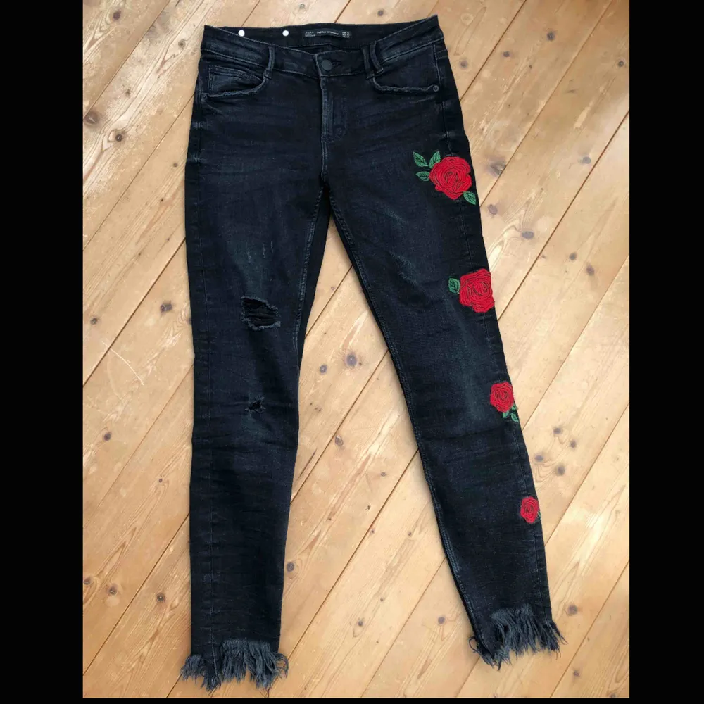 Sååå snygga och unika jeans från ZARA som endast är använda 1 gång👖🌹 frakt tillkommer för köparen🥰. Jeans & Byxor.