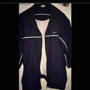  - Vintage Nike jacka i svart,  Kan bäras oversized  Finns fickor vid sidan och insidan 
