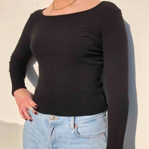  - Svart ribbad långärmad tröja från Monki! Enkel, snygg, bra passform! Tröjan utlovas i gott skick 