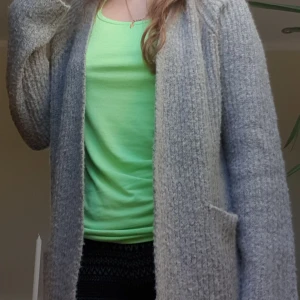 Kofta från Gina Tricot  - Lång och jättemjuk kofta/cardigan från Gina Tricot som jag tyvärr inte har haft så mycket användning av. Använd max 3 ggr