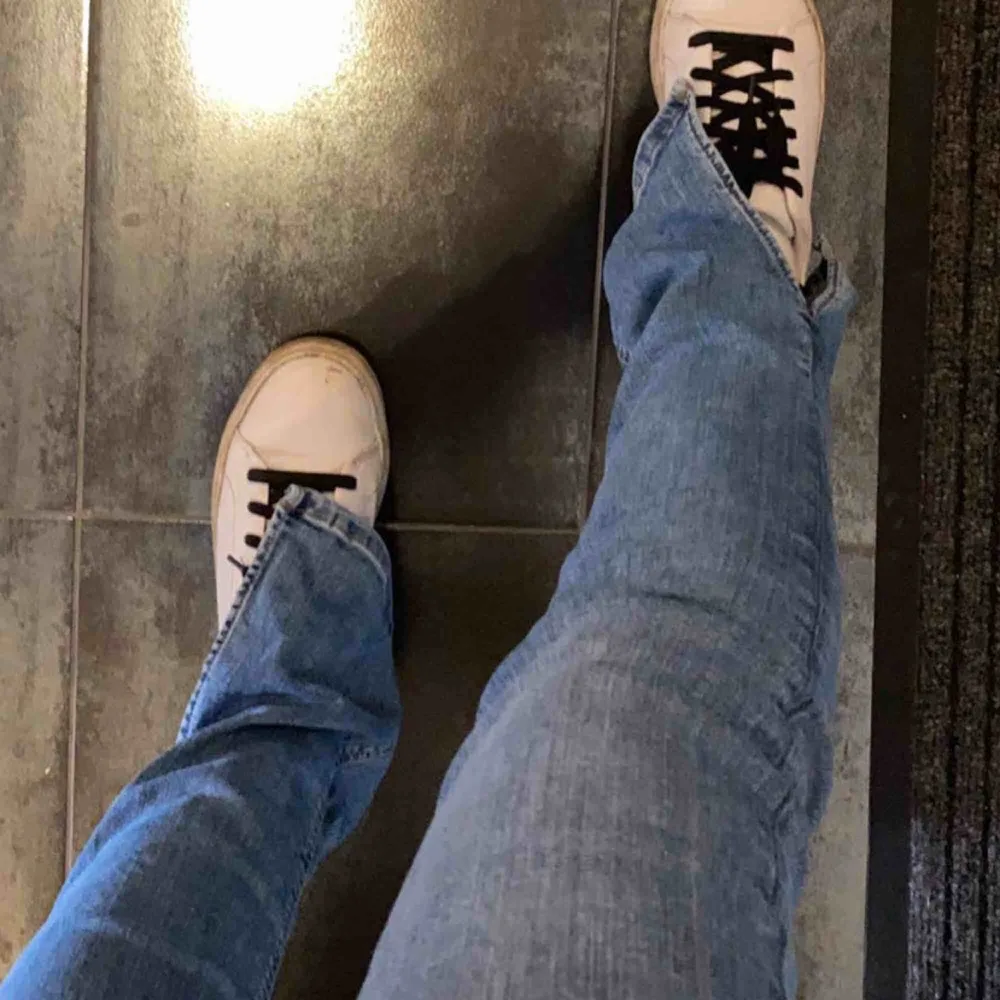 Trendiga zara jeans med slits, alldeles för långa för mig som är runt 160 lång. Jeans & Byxor.