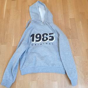 Grå hoodie från Gina Tricot som tyvärr inte används längre. Bra skick och storleksenlig. Inga fläckar eller 