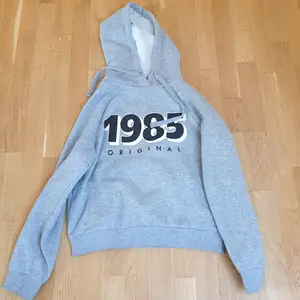 Grå hoodie från Gina Tricot som tyvärr inte används längre. Bra skick och storleksenlig. Inga fläckar eller 