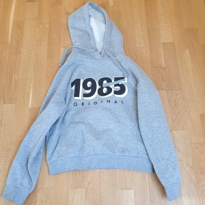 Hoodie från Gina Tricot  - Grå hoodie från Gina Tricot som tyvärr inte används längre. Bra skick och storleksenlig. Inga fläckar eller "defaults".