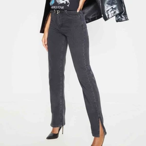 - Raka jeans med slits från PrettyLittleThing. Storlek 32, passar 34. Långa i benen.
