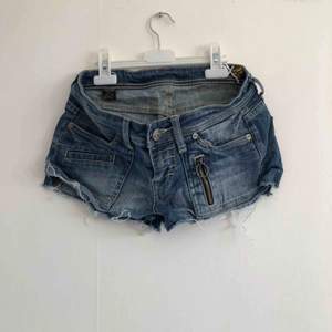 Mini-shorts 🛋 kan mötas upp i Jönköping annars står köparen för frakten