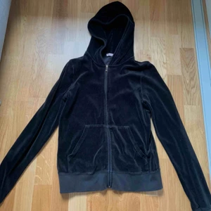  - Juicy Couture zip hoodie. Material: velour. Fin skick, använd 3 gånger. Köpt i London i Juicy Coutures butik. Det är en barn L motsvarar S