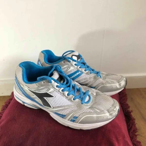  - Diadora träningsskor 🔹 kan mötas upp i Jönköping annars står köparen för frakten 