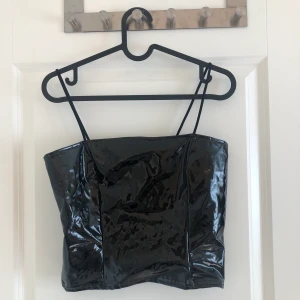 Latex topp - Ett oanvänt jätte snyggt linne från Gina Tricot. Prislappen är kvar. Passar XS utmärkt men även mindre S. 