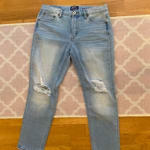Säljer jeans från Crocker med två hål vid knäna. Storlek W 27, säljer dom för 120kr med gratis frakt