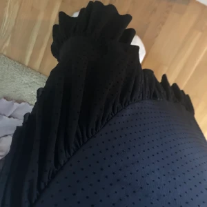 Svart långkjol - Svart långkjol i ett prickigt material med en slit. frakt tillkommer! 🥰