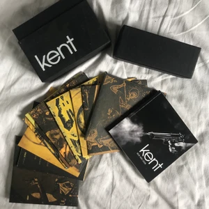 KENT CDBOX - en rare kentcdbox innehållande massa cdskivor och en bok ❤️❤️ riktigt one of a kind!! från min systers tidiga hipster-era haha. allt i utmärkt skick förutom boxen med några småsmå slitningar. passa på finisar!!! jag bjuder på frakten