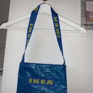 Sydd på symaskin! En väska gjord på IKEA påsar med matchande gult tyg på insidan! Grundpriset ligger på 70kr men högst bud vinner! Frakt: 22kr. Stängs med hjälp av kardborreband! 