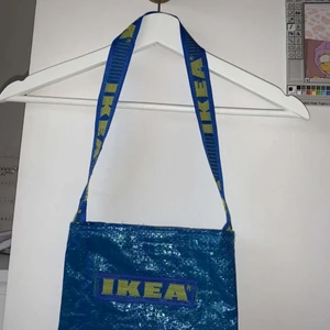 IKEA väska - Sydd på symaskin! En väska gjord på IKEA påsar med matchande gult tyg på insidan! Grundpriset ligger på 70kr men högst bud vinner! Frakt: 22kr. Stängs med hjälp av kardborreband! 