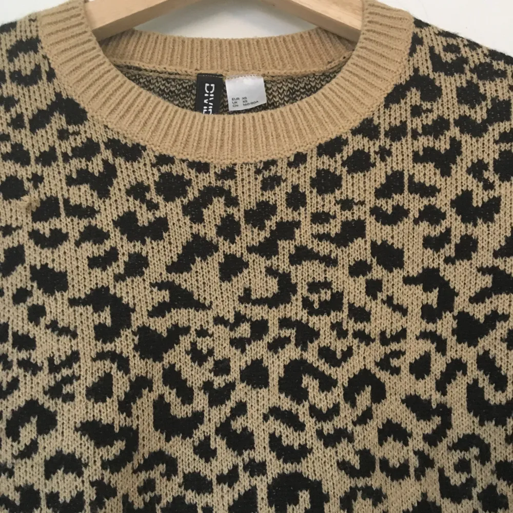 Leopardmönstrad stickad tröja från HM divided. Stl XS, ganska kort i modellen. Gott skick. Frakt betalas av köparen.. Tröjor & Koftor.