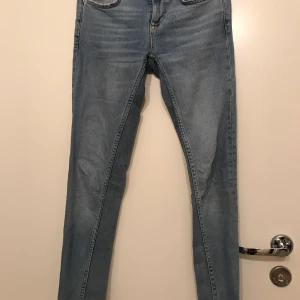 Ginatricot jeans  - Säljer ett par sparsamma ginatricot jeans i modellen kristen, storleken på jeansen är 26.