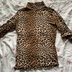 Leopard Mönstrad tröja - Långarmad tröja från ginatricot, inte sliten, använd få gånger, storlek s, köparen står för frakten.