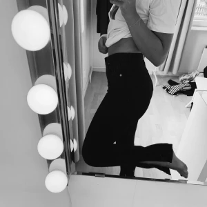 Jeans med slit - Skitsnygga!!! Jeans med slit. Köpta på zara & aldrig använda. Sitter sjukt snyggt överallt!!! Skulle säga att den passar både en 34 & 36