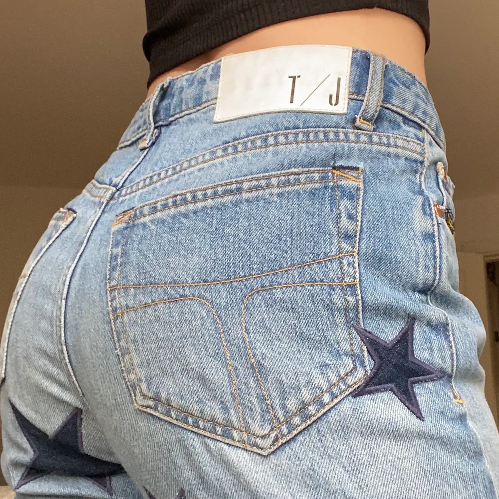Säljer då mina ToS jeans med stjärnor, skit coola. Säljer pga att de inte riktigt har kommit till användning. Använda FÅTAL gånger!💕 Nypris: 1600kr, går att sänka priset . Jeans & Byxor.