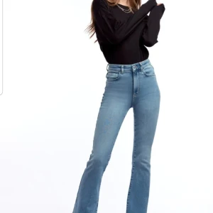 Gina tricot  - Bootcut jeans från gina, använd ett få tal gånger. Storlek M men det känns mer som S. Säljer pgv att jag har blivit för lång är 170.