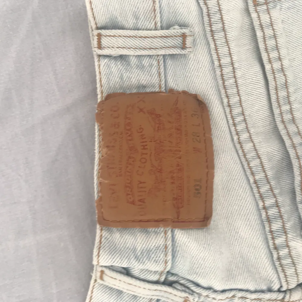 Vintage Levis 501 shorts. Köpta begagnat här på Plick, dock aldrig använda av mig, superfint skick och så snygga!!! Passar XS/S. Storleken är 28 i midjan, men vintage Levis räknar alltid ett par storlekar mindre. . Shorts.