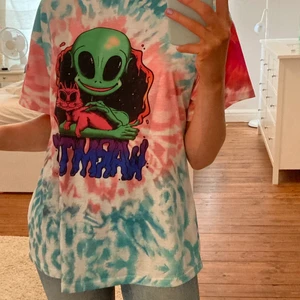 skitsnygg tröja!!!!! - säljer denna snygga tröja med en alien (det står warmth) skit bra kvalite och aldrig använd!!! frakten är inräknad i priset💕