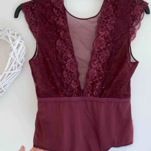  - Vinröd spetsbody!!