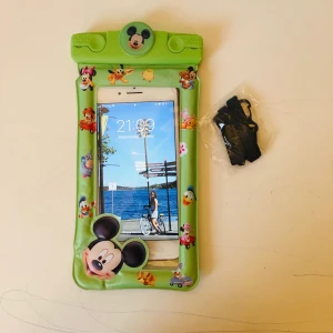 Vattentät mobilväska - Vattentät mobilväska för smartphone. 100% nytt.  Hämtas i Storskogstorget, Näckrosen T Eller frakt: 10kr