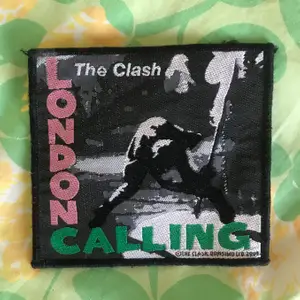 En patch med London Calling-motiv. 10 x 10 cm. Frakt kostar 11 kr!