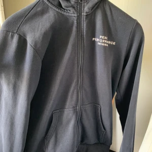 Peak performance  - Köpt här på Plick men då den tyvärr var för stor 120kr + frakt, köpare står för frakten 💕