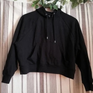 Hoodie - 🌺Svart hoodie från Monki i kortare modell. Frakt 60:-. 🌺