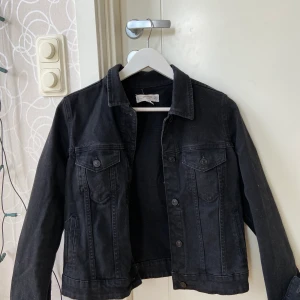 Jeansjacka i strl S - Svart jeansjacka från Mango i strl S. Använd fåtal gånger. Köparen står för frakt!