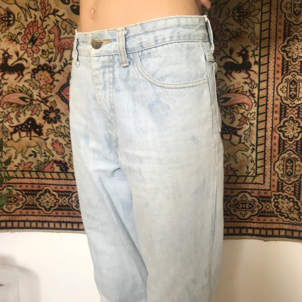 Ett par svin snygga ljusblåa vintage Guess jeans. Sitter svin snyggt på min lilla syster (dom två första bilderna) hon är en storlek XS och är ca 165cm  . Jeans & Byxor.