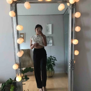 Luftiga kostymbyxor - Jättesköna luftiga kostymbyxor med fickor. Resår i midjan som formar midjan, supersnygga till en magtröja 