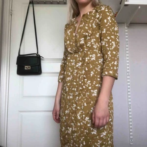  - Gul sommarklänning, lite skrynklig på bilden. Bara fråga om ni vill veta något!🍀