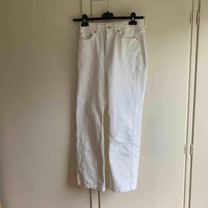 Vita jeans från Weekday i modellen Row, storlek 28/30