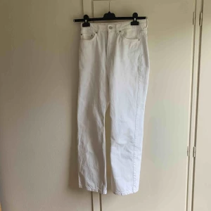  - Vita jeans från Weekday i modellen Row, storlek 28/30