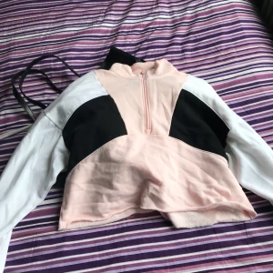 Jätte fin tröja från hollister! - Skriv till mig ifall ni vill ha bilder där jag har på mig den eller vid andra frågor :)