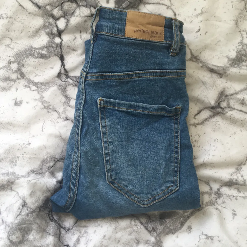 Dessa Molly jeans (från Gina såklart) har en tuff slitning på högra knät!✨💕 Ascoolt nu till sommaren. Säljer då de aldrig kommer till andväning! KATT OCH HUND FINNS I HEMMET!! Sitter tight och snyggt!💕 Ibland åker dragkedjan ner..🤗✨. Jeans & Byxor.