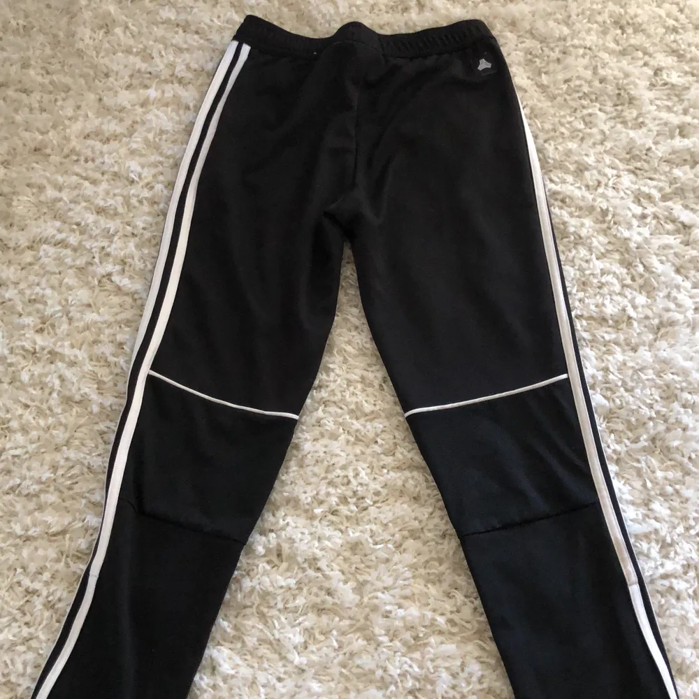 Ett par super sköna adidas byxor😍😍 Kan använda på träningar men även till vardags!!🙌🏼 I storlek 11-12 år. Jeans & Byxor.